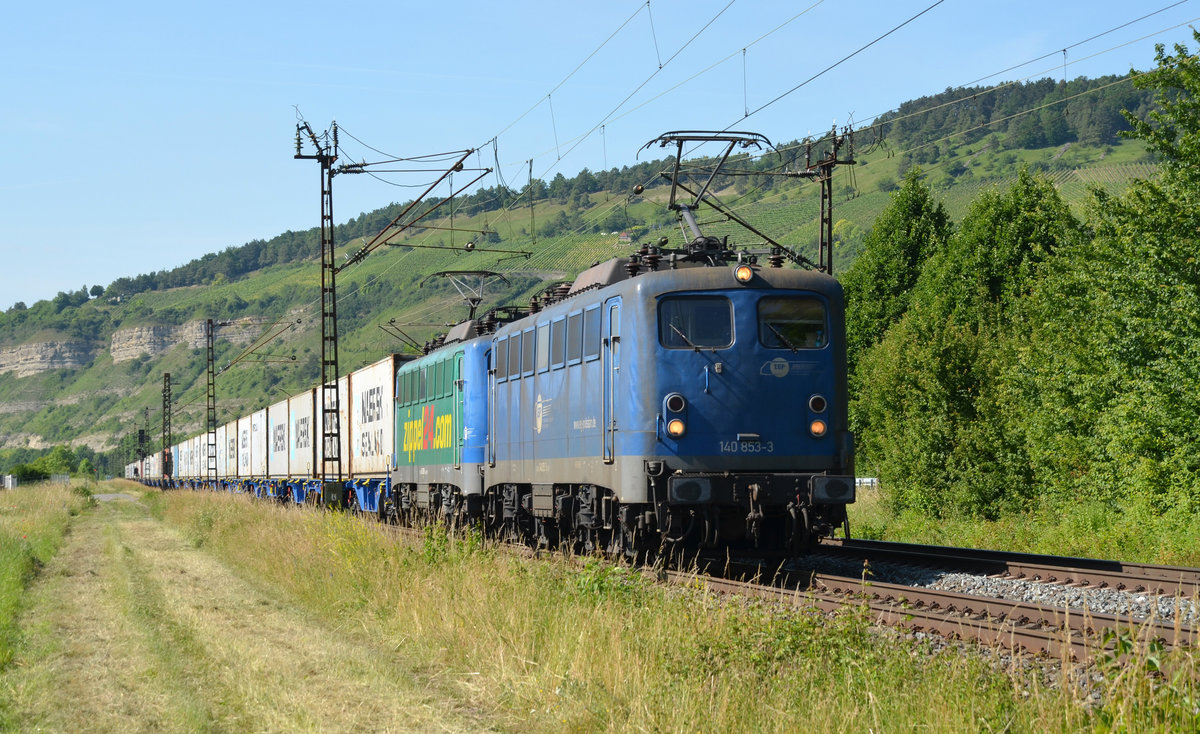 140 853 und 140 838 der EGP mühten sich am 14.06.17 mit einem Containerzug ab. Diesen führen beide hier durch Thüngersheim Richtung Würzburg.