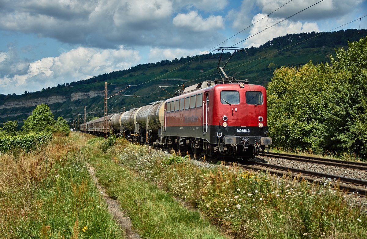 140 856-6 mit der Aufschrift  Bahnland Bayern  ist mit einen kurzen Güterzug am 09.08.16 in Richtung Würzburg/M. bei Thüngersheim zu sehen.