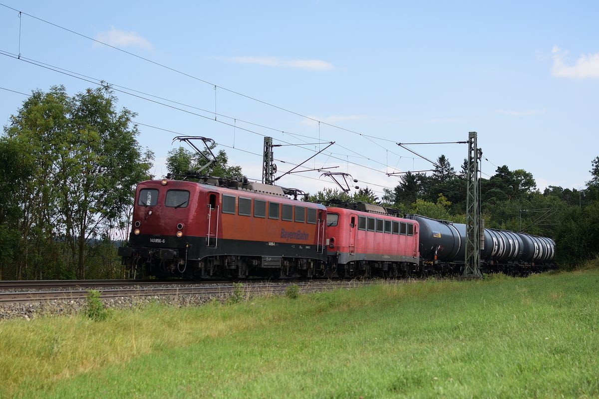 140 856 und 850 der BayernBahn ziehen am 16. Juli 2018 gemeinsam einen Kesselwagenganzzug durch Westerstetten Richtung Plochingen.
