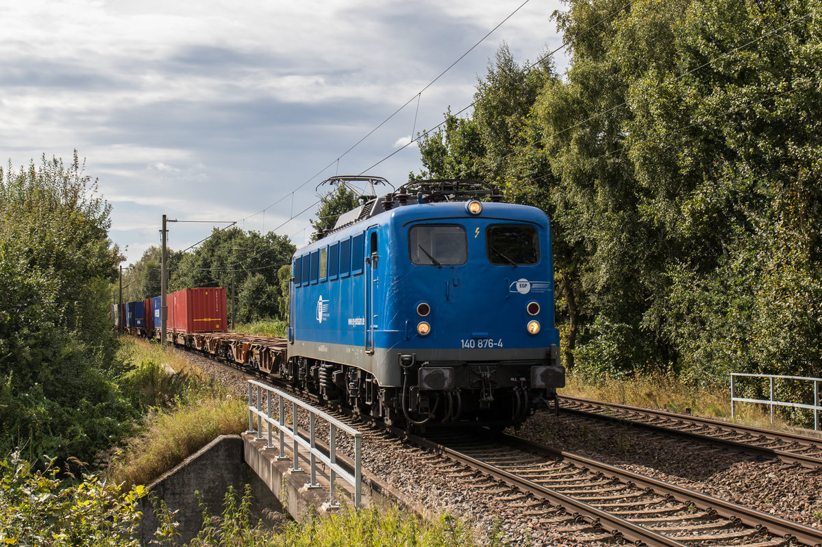 140 876 der EGP fährt mit einem Containerzug bei Hamburg-Moorburg in Richtung Waltershof, aufgenommen am 2. September 2016.