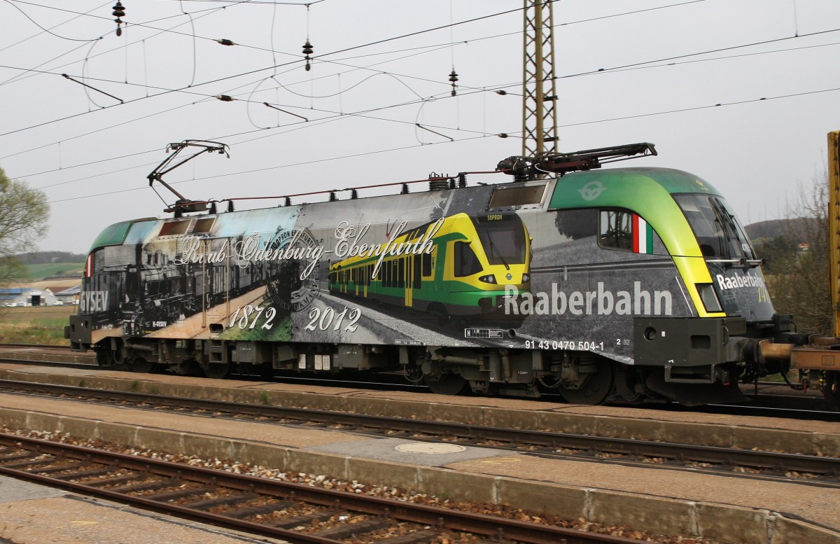 140 Jahre Raaberbahn. Die 0470 504-1 der Gysev (Ungarn) macht Werbung für Raaberbahn Raab-Odenburg-Ebenfurth. Hier fotografiert am 31.3.2014 bei der Durchfahrt mit einem Containerzug im Bahnhof Kirchstetten.