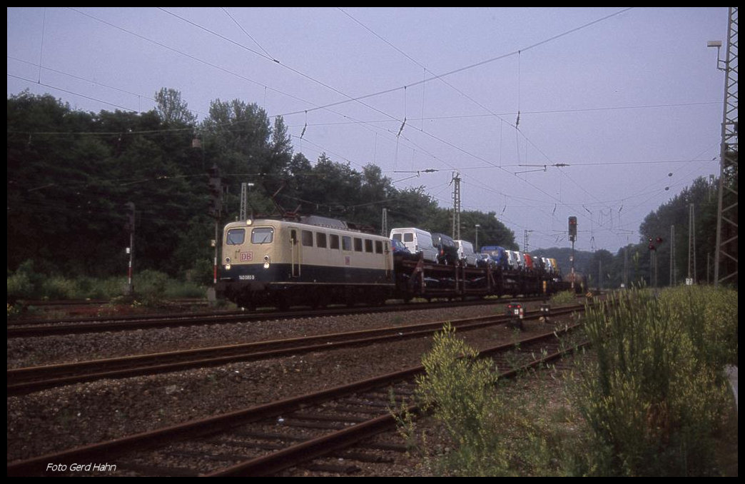 140080 erreicht hier am 27.6.1998 um 8.03 Uhr mit einem Neuwagen Autozug den Bahnhof Hasbergen auf der Fahrt nach Osnabrück.
