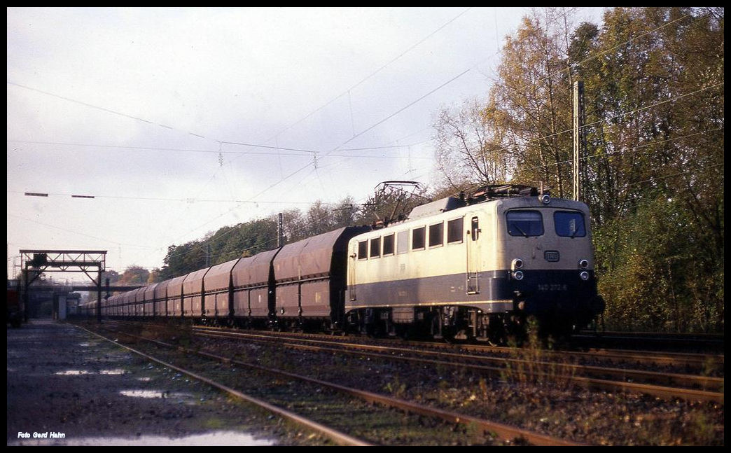140272 kommt hier am 4.11.1991 um 9.30 Uhr mit einem Kohlezug in Richtung Norden durch den Bahnhof Natrup Hagen.