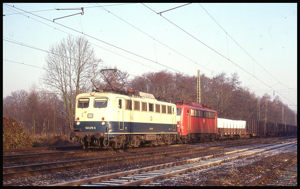 140475 und 140378 sind hier am 17.11.1993 um 10.33 Uhr mit einem Güterzug in Natrup Hagen in Richtung Münster unterwegs.
