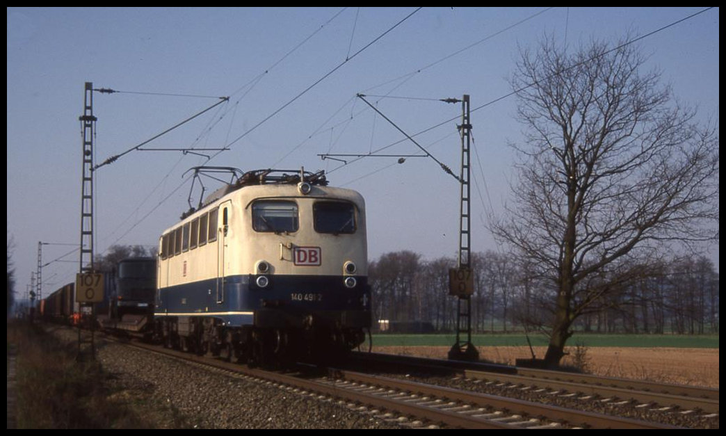 140491 ist hier am 2.4.1999 mit einem Güterzug bei Hasbergen auf der Rollbahn in Richtung Osnabrück unterwegs.