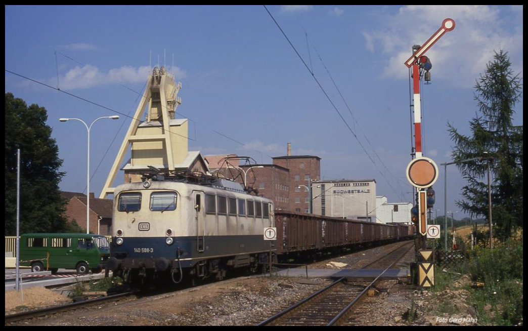 140508 mit einem Güterzug Richtung Heilbronn am 15.8.1989 um 10.58 Uhr vor der Kulisse des Salzbergwerks in Bad Friedrichshall Kochendorf.