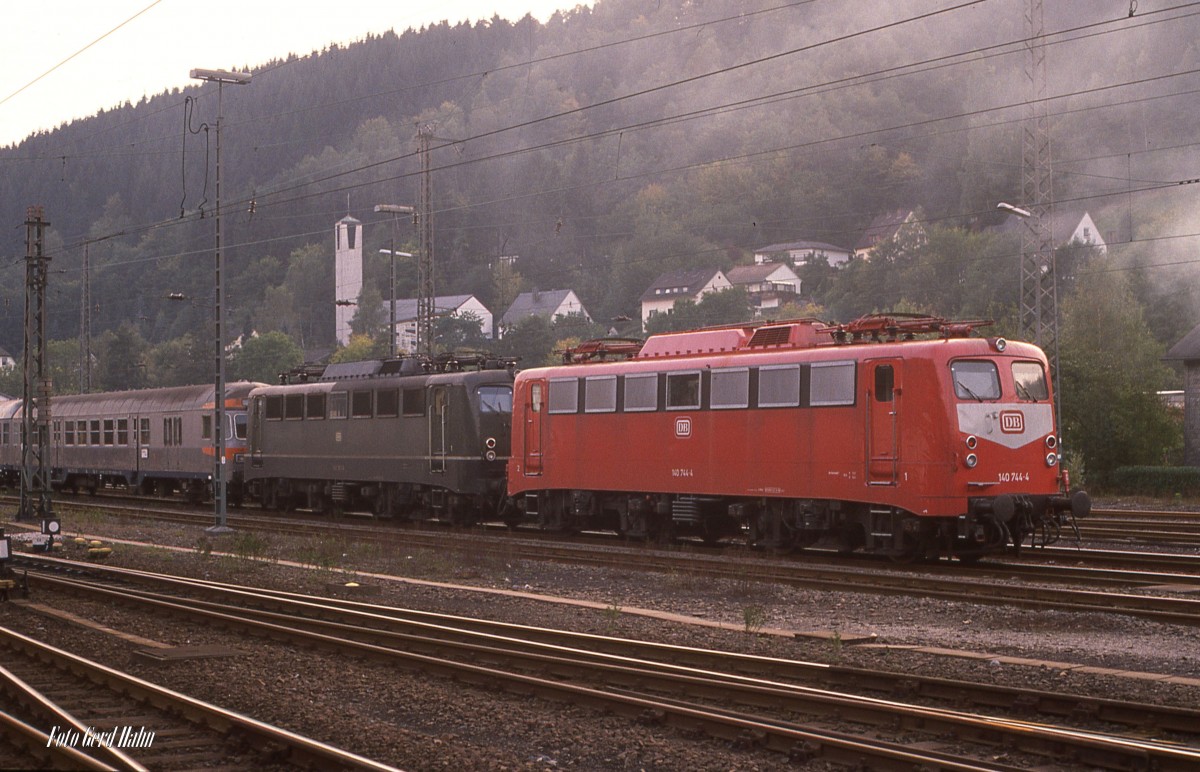 140744 und 140187 vor Silberlingen im Bahnhof Finnentrop am 2.10.1988.