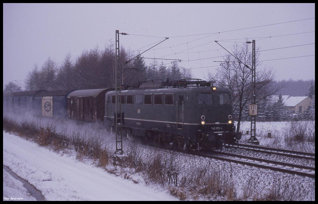 140819 hatte am 9.2.1991 um 14.55 Uhr auf der Rollbahn bei Osnabrück Hellern einen Ford Zug am Haken. Dieser Zug wurde in Osnabrück von der RVM Lok übernommen und über die Tecklenburger Nordbahn nach Rheine geführt.
