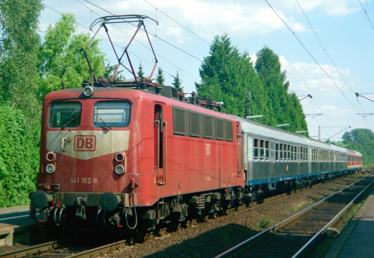 141 162 mit SE 95922 (Aschaffenburg–Frankfurt) am 30.07.1999 in Grokrotzenburg