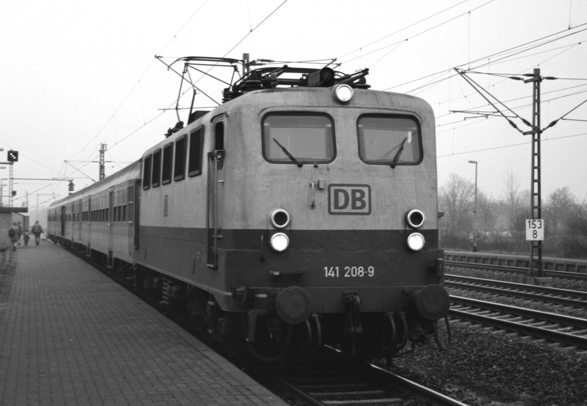 141 208 mit RE 3380 (Bremen–Osnabrck) am 25.01.1997 in Lemfrde