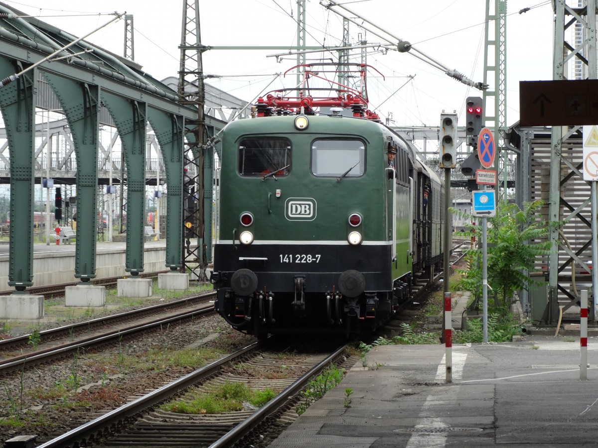 141 228-7 erreicht mit Sonderzug Darmstadt Hbf am 30.05.14