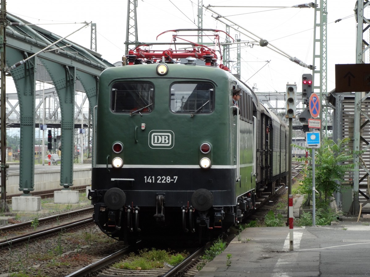 141 228-7 erreicht mit Sonderzug Darmstadt Hbf am 30.05.14