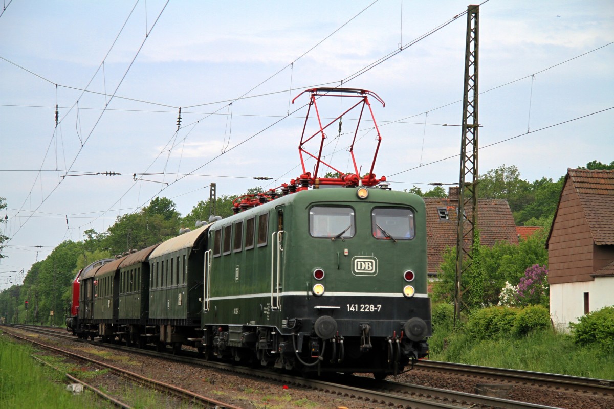 141 228-7 mit Pendelzug nach Dieburg am 16.05.15 in Messel.