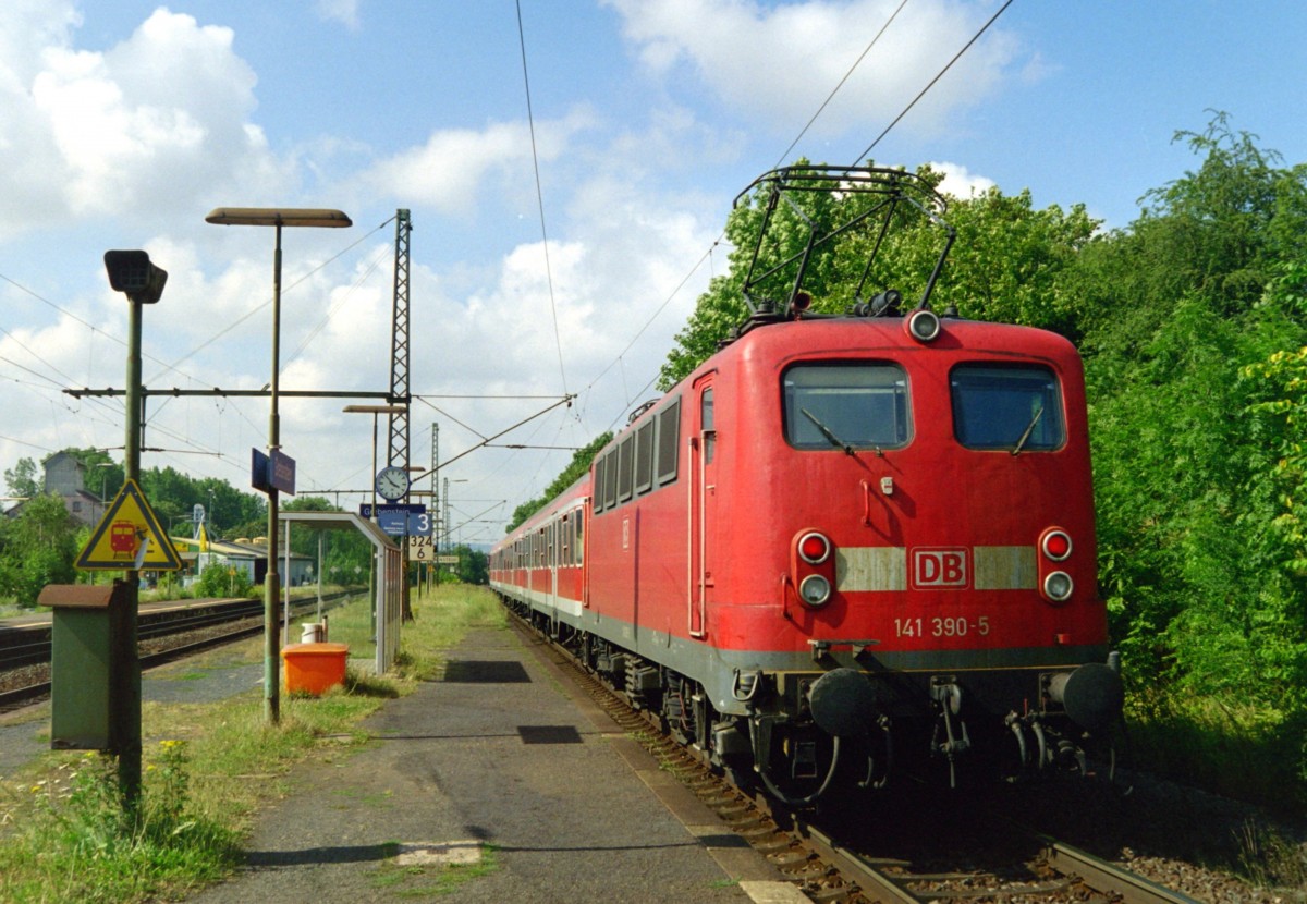 141 390 mit RB 34238 (Kassel–Hmme) am 11.08.2004 in Grebenstein
