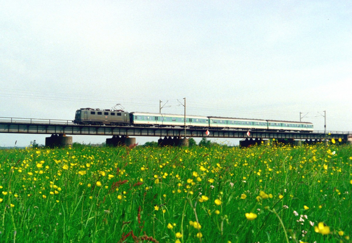 141 xxx mit RE 98563 (Bielefeld–Rotenburg) am 05.05.1999 auf der Verdener Allerbrcke 