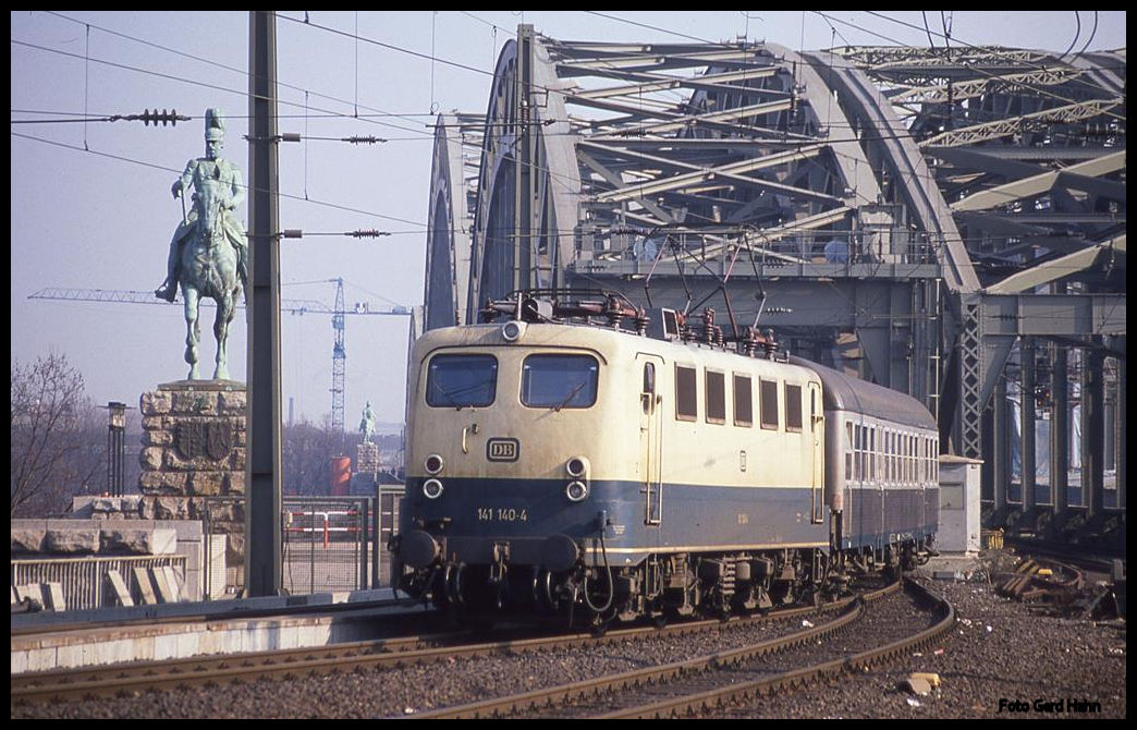 141140 verläßt hier am 27.2.1991 mit einer Garnitur Silberlinge die Hohenzollernbrücke in Köln und fährt um 13.44 Uhr in den Hauptbahnhof ein.