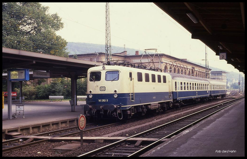 141202 wartet mit dem E 34594 nach Braunschweig am 10.09.1989 um 13.05 Uhr im Bahnhof Kreiensen.