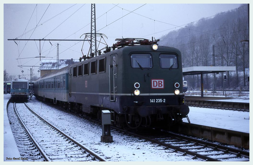 141235 steht am 24.11.1996 um 09.00 Uhr abfahrbereit mit der Regionalbahn nach Osnabrück im Bahnhof Altenbeken.