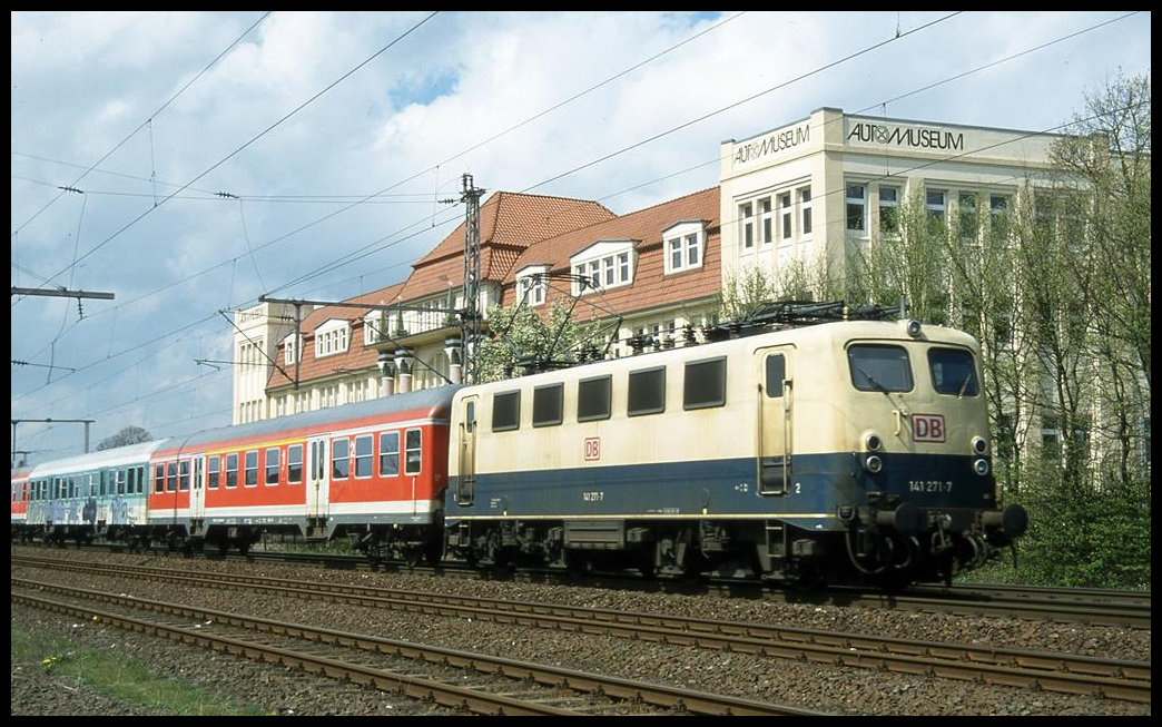 141271 erreicht hier am 29.4.2001 um 13.05 Uhr mit dem RB 12683 aus Osnabrück den Bahnhof Melle.