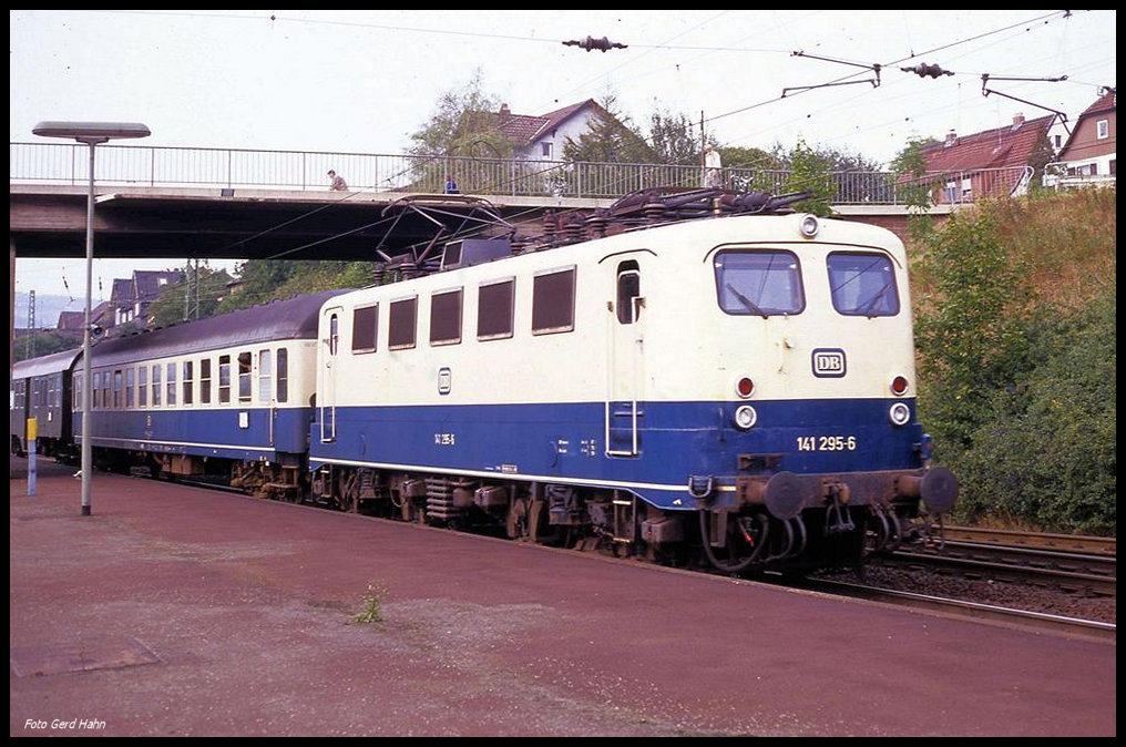 141295 mit E 3597 nach Göttingen am 10.09.1989 um 15.44 Uhr im Bahnhof Einbeck.