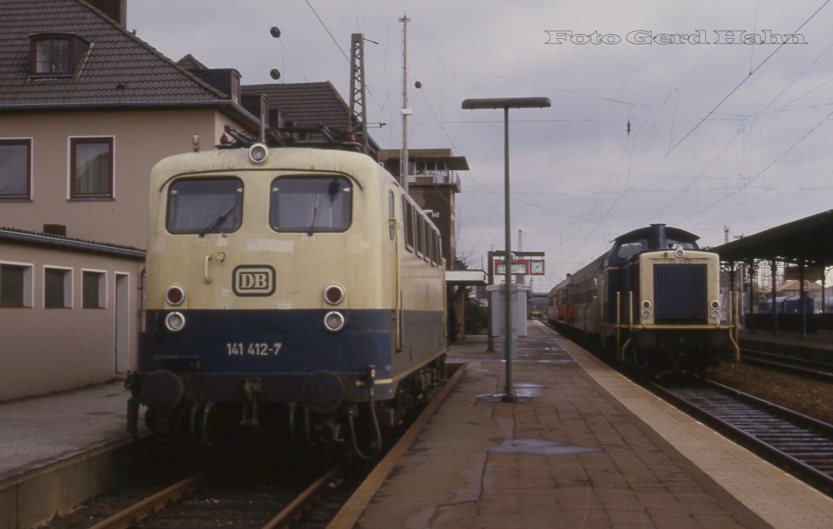 141412 und 212275 am 7.3.1988 um 13.43 Uhr im Bahnhof Haltern.