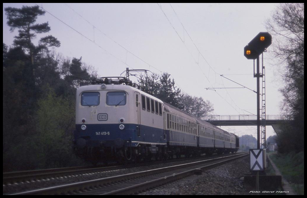 141413 mit E 3138 bei Haßbergen, Kreis Nienburg, am 22.4.1990 um 15.10 Uhr unterwegs nach Bremen.