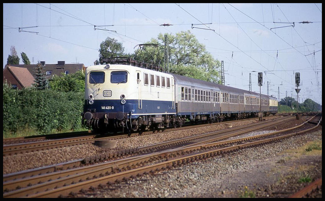 141420 kommt mit einem Leerzug am 9.7.1993 um  17.31 Uhr in Richtung Münster fahrend durch den Bahnhof Rinkerode.