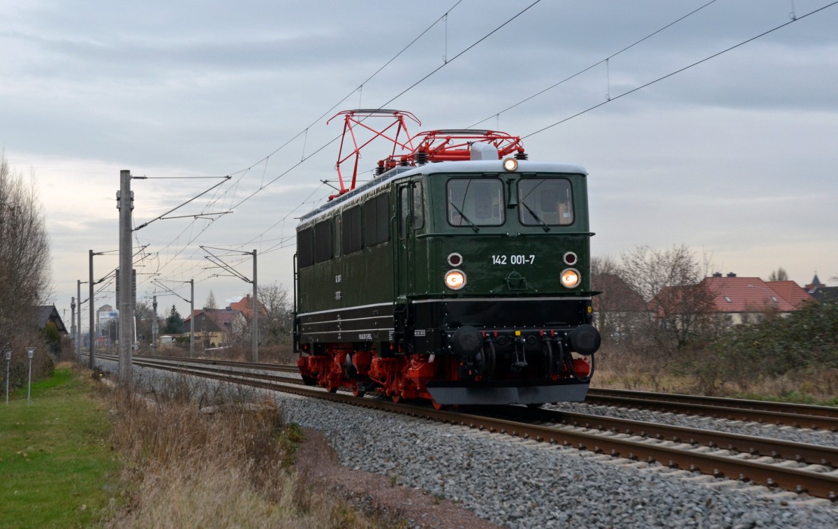 142 001 der MTEG war ebenfalls vom Werk Dessau aus auf Probefahrt. Am 19.12.13 fuhr der Holzroller durch Greppin Richtung Bitterfeld.