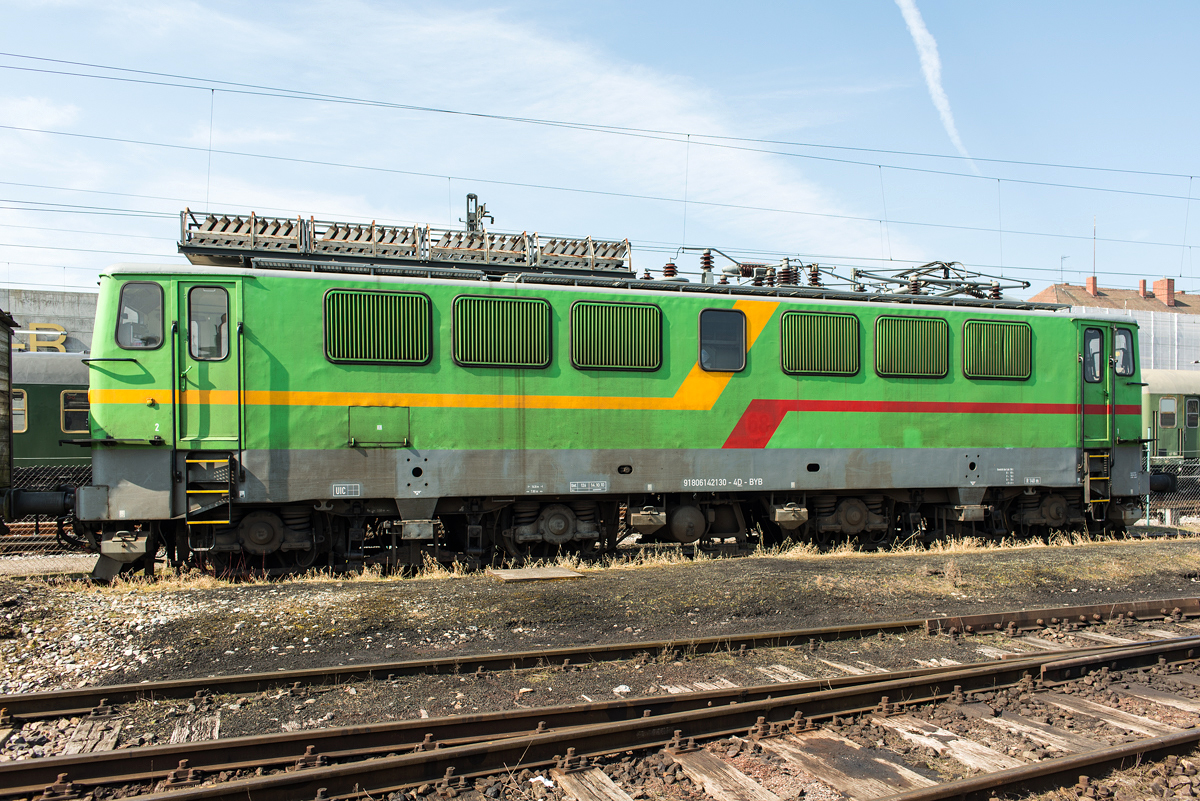 142 130-4 am 25.03.2018 im Bayerischen Eisenbahnmuseum in Nördlingen.

Hersteller: VEB Lokomotivbau Elektrotechnische Werke  Hans Beimler  Hennigsdorf (LEW)
Fabriknr.: 11646
Abnahmedatum: 06.07.1967
Erst-Bw: Weißenfels
Umbeheimatungen: Erfurt, Arnstadt
Heimat-Bw. z.Z.d. Aufnahme: BEM Nördlingen
Eigentümer z.z.d. Aufnahme: Bayerisches Eisenbahnmuseum Nördlingen
ursprüngl. Fahrzeugnr.: E42 130
UIC-Nr.: 91 80 6142 130-4 D-BYB
Betreibernr. z.Z.d. Aufnahme: 91 80 6142 130-4 D-BYB
Umnummerierungen: 242 130-3 (01.06.1970); 142 130-4 (01.01.1992); Ae 476 470-0 (01,01.1994); Ae 477 900-5 (1996); Ae 411 001-1 (14.10.2002); 68 (06.03.2003); 91 80 6142 130-4 D-WAB (01.01.2007); 91 80 6142 130-4 D-BYB (Sept. 2010)
z-Stellung: 05.06.1994
Ausmusterung: 30.10.1994
Radsatzfolge: Bo'Bo'
Vmax (km/h): 100
Leistung (kW): 2.740
Dienstmasse (t): 82,5
Radsatzfahrmasse (t): 20,6
LüP (mm): 16.260  