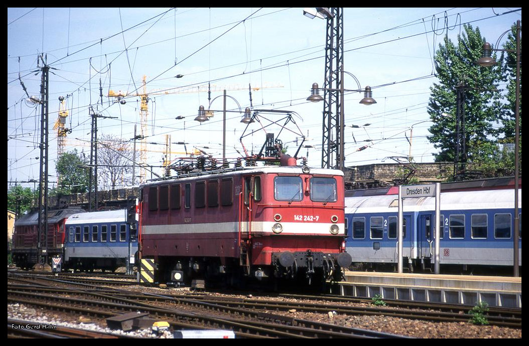 142242 rangiert am 18.5.1996 im HBF Dresden. - Dahinter verlässt gerade eine 232 mit einem Interregio den Bahnhof.