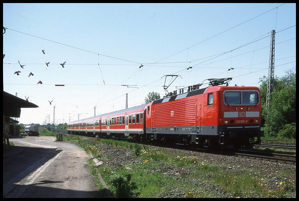 1423905 scheucht hier am 9.5.2002 in Herrenberchtheim mit dem RB 2002 um 11.45 Uhr einen Schwarm Tauben auf!