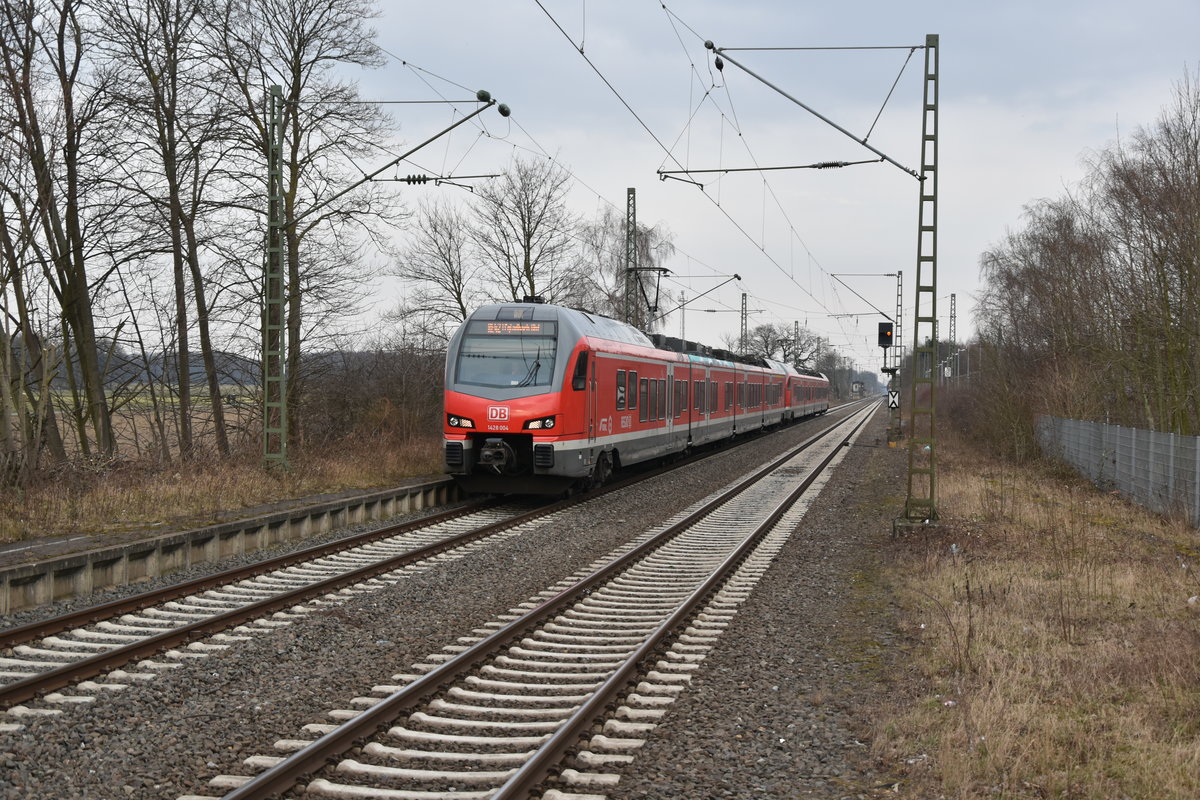 1428 004 führt hier einen RE42 nach Mönchengladbach als er durch Anrath am 6.3.2018 von mir fotografisch festgehalten wurde.
