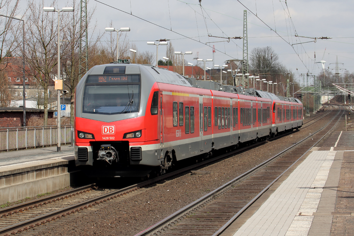 1428 502 als RB 42 nach Essen fährt in Recklinghausen ein 3.4.2015