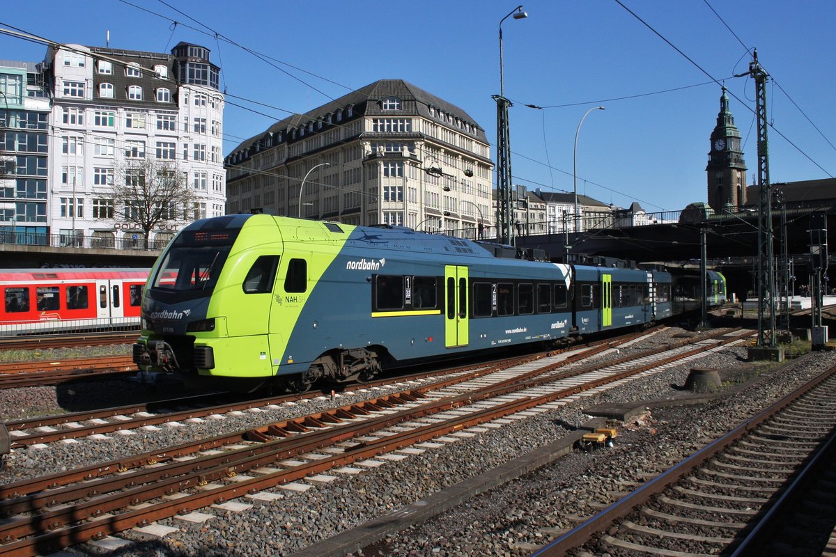 1429 506-7 wird die eben aus Itzehoe gekommene RB61 ab Hamburg Hbf. für die Rückleistung als NBE75530 verstärken. (21.4.2016)