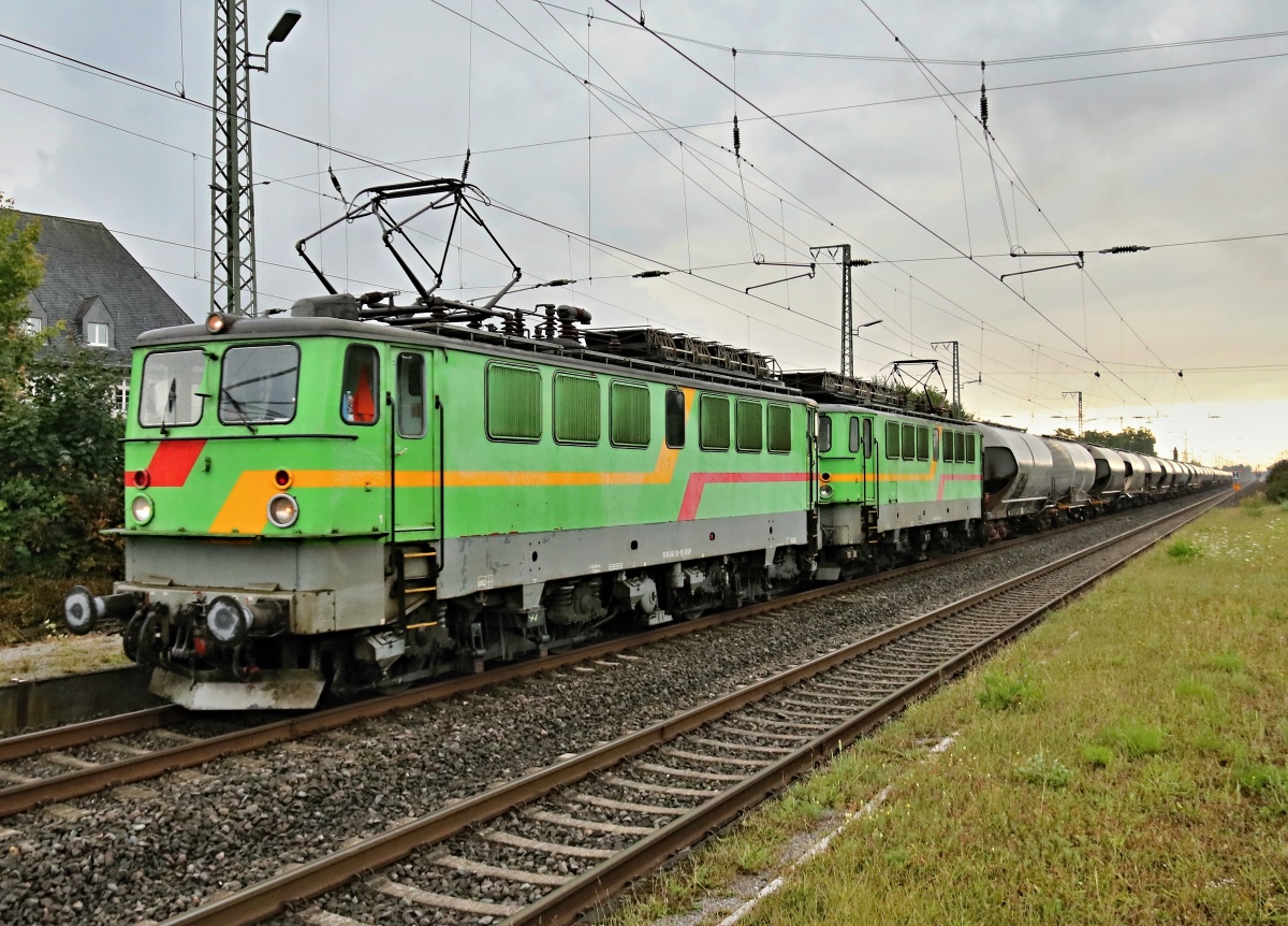 142er EGP Doppel am 31.07.2016 mit einem VTG Staubsilowagenzug Oelde aus Richtung Hamm durchfahrend<br>
Vorne führend 142 118-9 (NVR: 91 80 6142 118-9 D-EGP) und an zweiter Stelle 142 133-8 (NVR: 91 80 6142 133-8 D-EGP)
<P>Weitere Bilder zum Thema Bahnfotografie gibt es auf meiner Site unter:<br> 
<a href= http://www.ralf-bueker.de/Ralf's Eisenbahnbilder.htm target= _blank >Ralf's Eisenbahnbilder