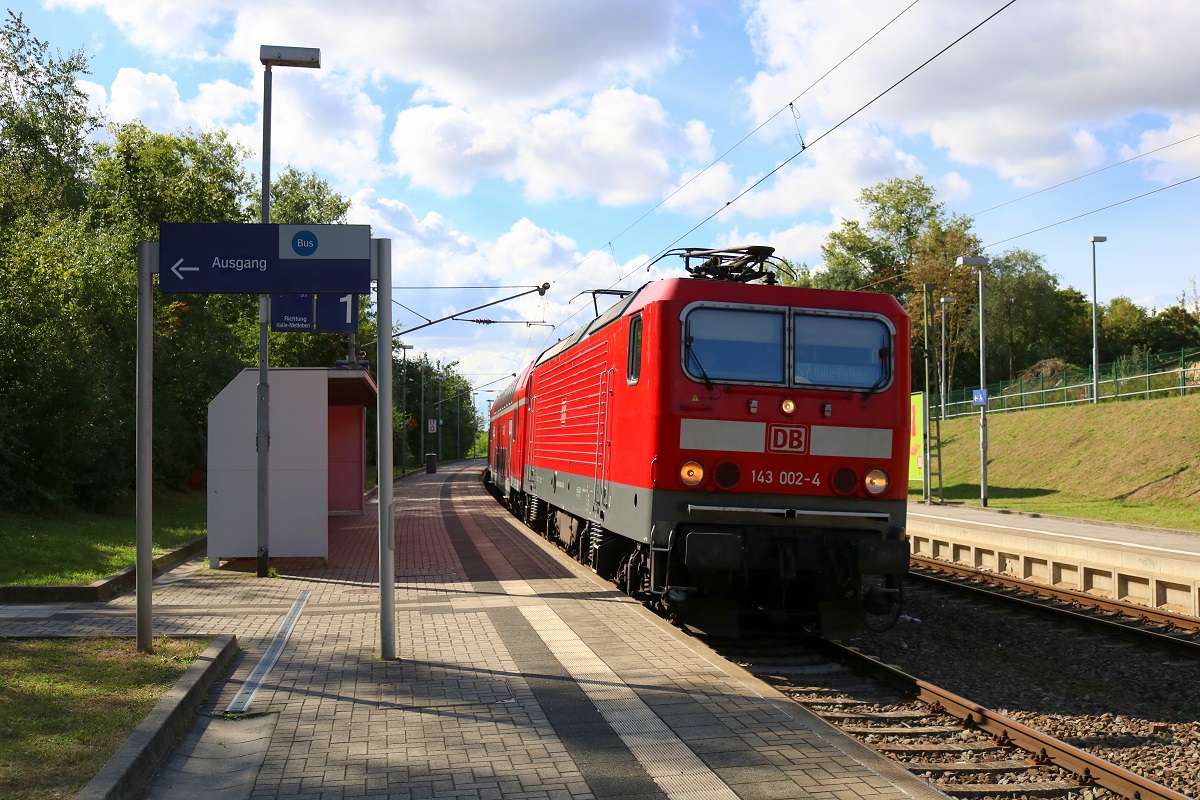 143 002-4 der S-Bahn Mitteldeutschland (DB Regio Südost) als S 37724 (S7) von Halle(Saale)Hbf Gl. 13a nach Halle-Nietleben erreicht den Hp Halle Zscherbener Straße auf der Bahnstrecke Merseburg–Halle-Nietleben (KBS 588). [10.9.2017 | 11:09 Uhr]