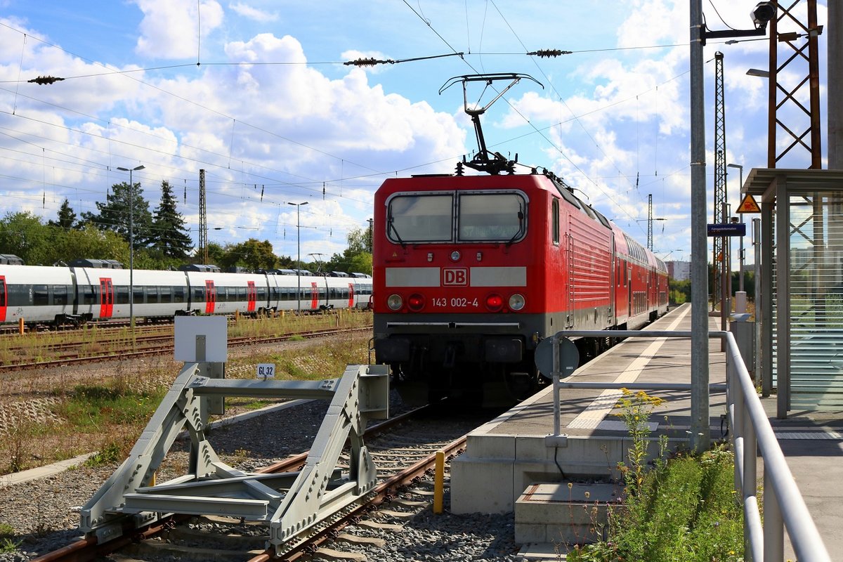 143 002-4 der S-Bahn Mitteldeutschland (DB Regio Südost) als S 37724 (S7) von Halle(Saale)Hbf Gl. 13a hat ihren Endbahnhof Halle-Nietleben erreicht. [10.9.2017 | 11:19 Uhr]