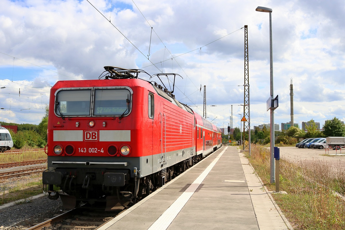143 002-4 der S-Bahn Mitteldeutschland (DB Regio Südost) als S 37732 (S7) von Halle(Saale)Hbf Gl. 13a erreicht ihren Endbahnhof Halle-Nietleben. [10.9.2017 | 13:14 Uhr]