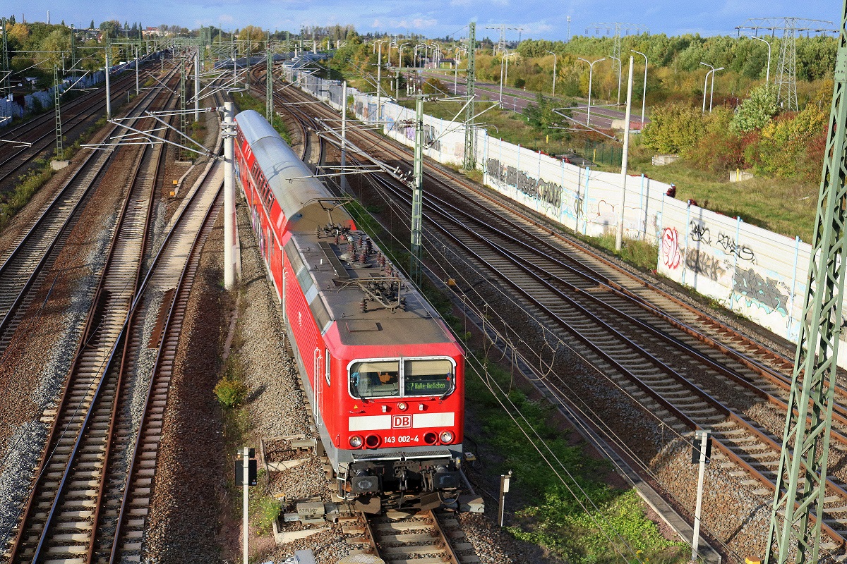 143 002-4 der S-Bahn Mitteldeutschland (DB Regio Südost) als S 37748 (S7) von Halle(Saale)Hbf Gl. 13a nach Halle-Nietleben passiert den Abzweig Thüringen (At). Aufgenommen von der Brücke Dieselstraße in Halle (Saale). [3.10.2017 | 16:56 Uhr]