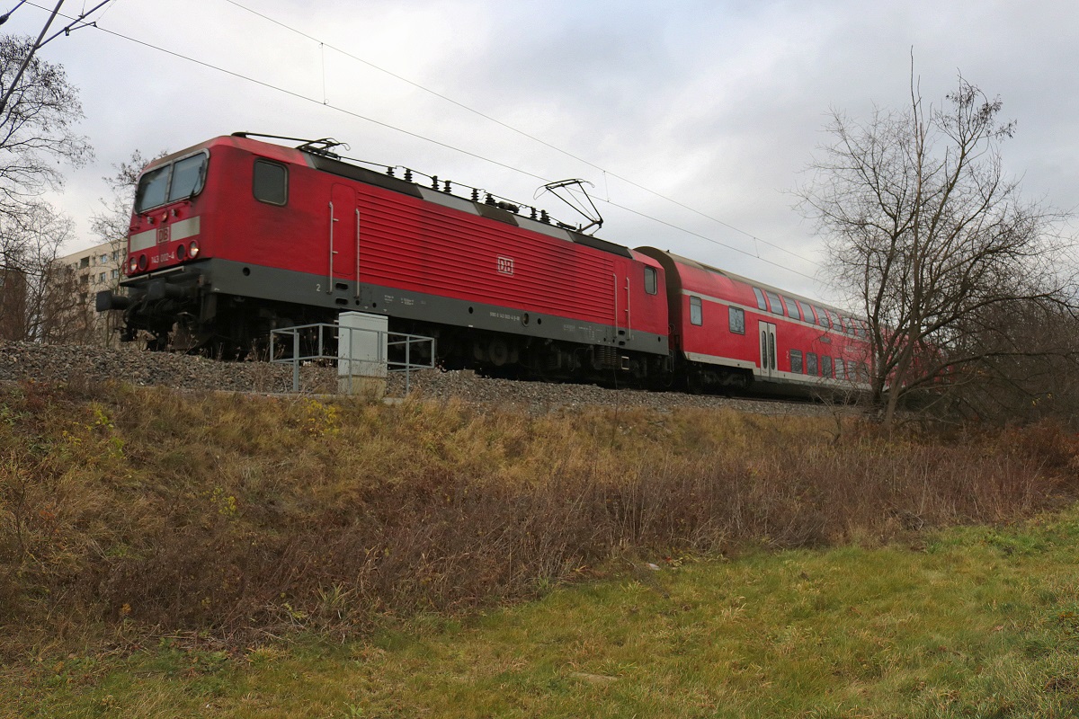 143 002-4 der S-Bahn Mitteldeutschland (DB Regio Südost) als S 37728 (S7) von Halle(Saale)Hbf Gl. 13a nach Halle-Nietleben fährt in Halle-Südstadt auf der Bahnstrecke Halle–Hann. Münden (KBS 590). [24.12.2017 | 12:04 Uhr]