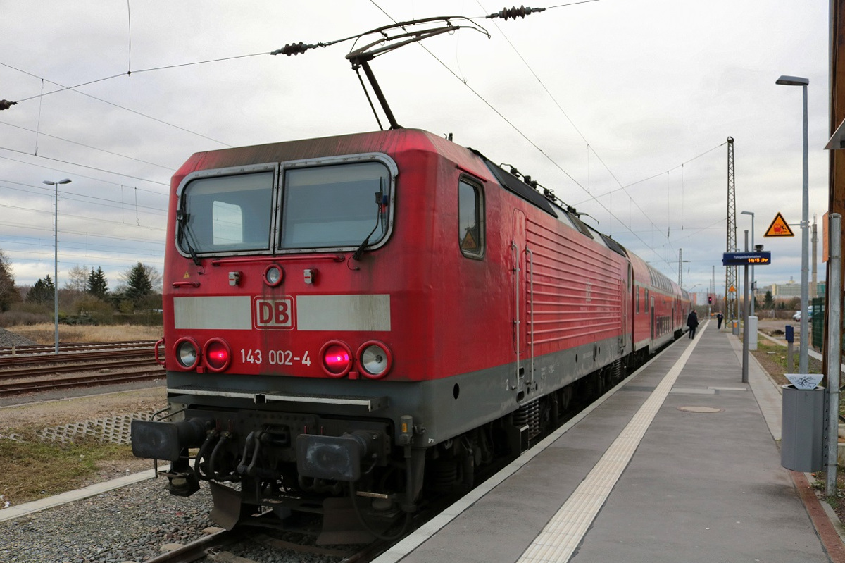143 002-4 der S-Bahn Mitteldeutschland (DB Regio Südost) als S 37736 (S7) von Halle(Saale)Hbf Gl. 13a steht in ihrem Endbahnhof Halle-Nietleben. [24.12.2017 | 14:16 Uhr]