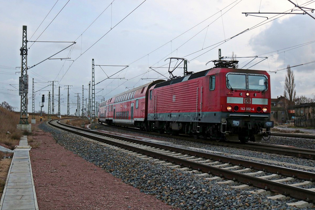 143 002-4 der S-Bahn Mitteldeutschland (DB Regio Südost) als S 37743 (S7) von Halle-Nietleben nach Halle(Saale)Hbf Gl. 13a durchfährt den Bahnübergang Karl-von-Thielen-Straße, Halle (Saale). [28.12.2017 | 15:12 Uhr]