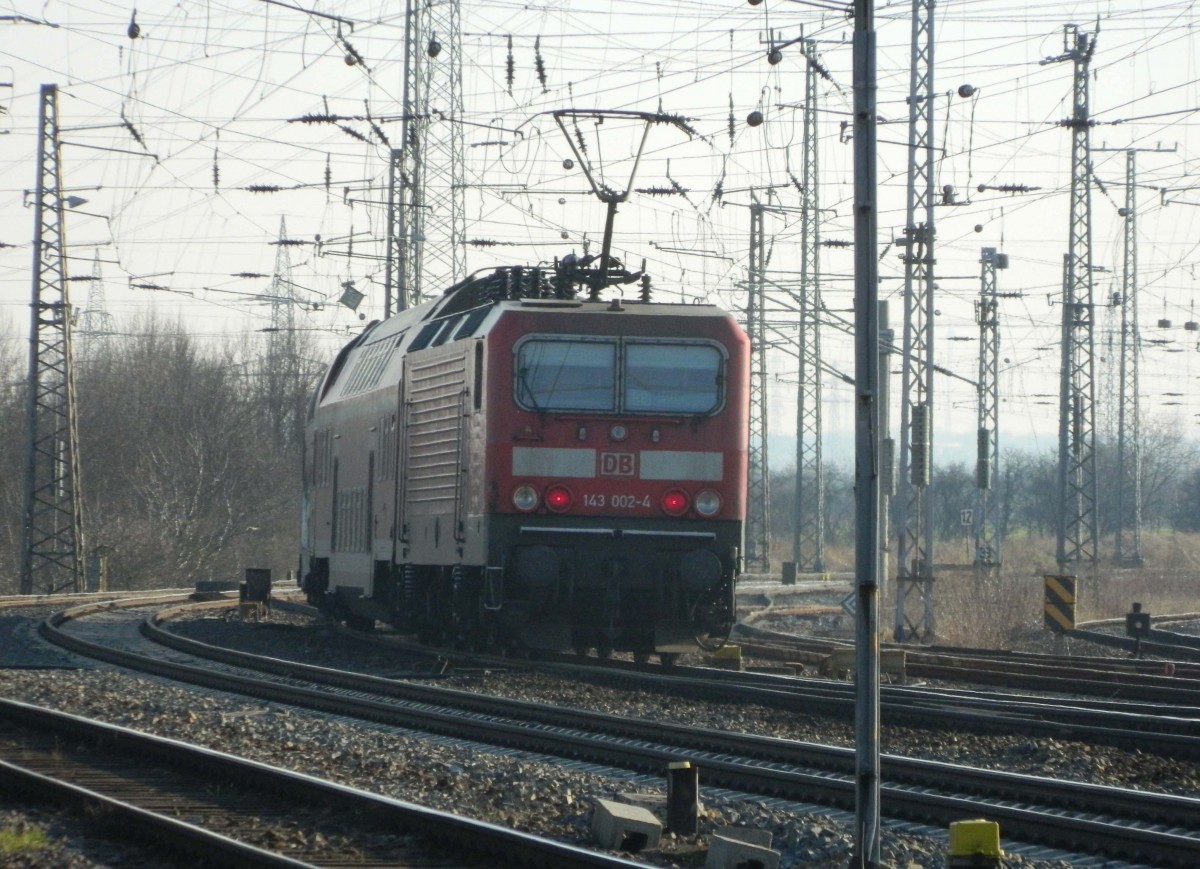 143 002 schiebt am 20. März 2015 ihre RB 125 aus dem Bhf Großkorbetha nach Weißenfels. 
