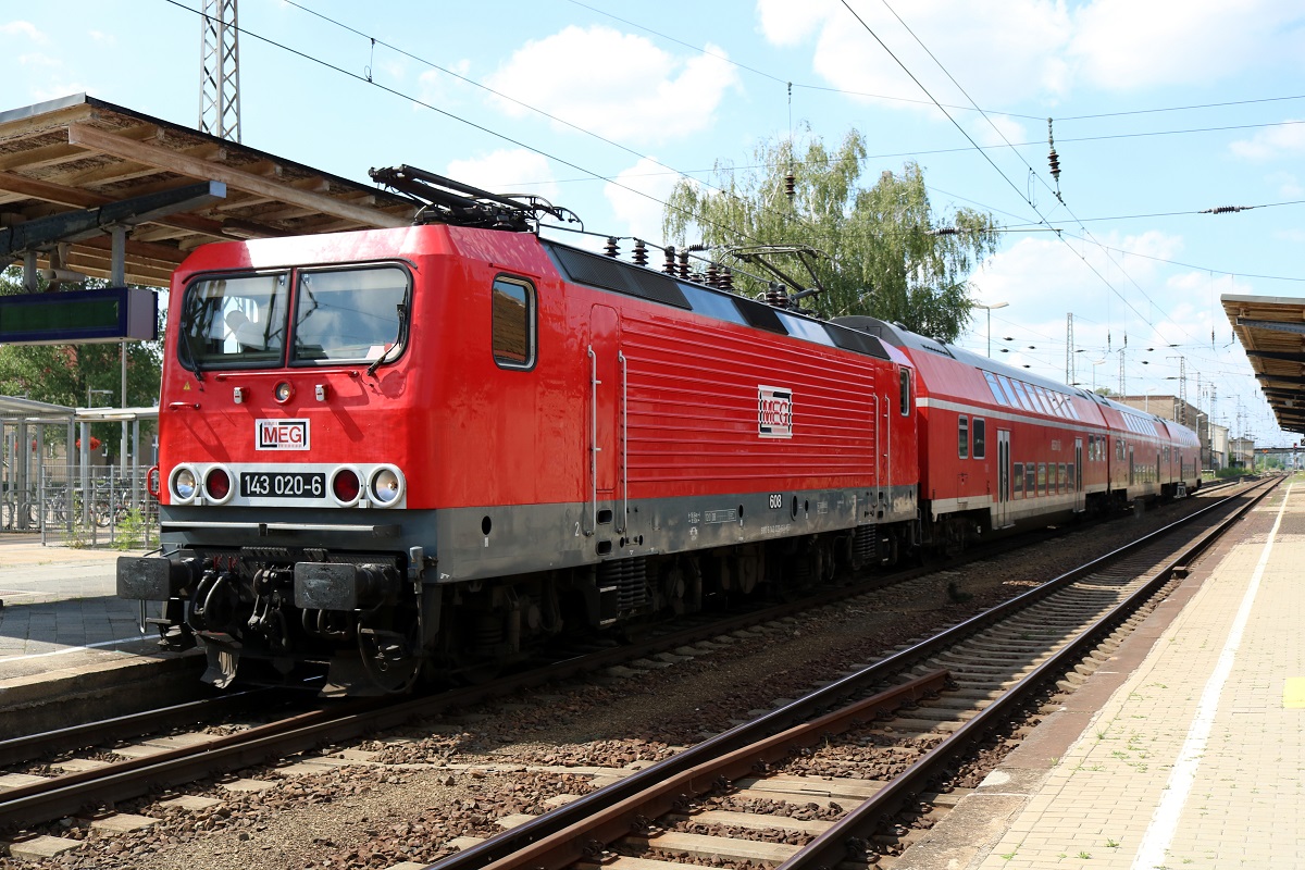 143 020-6 MEG mit DR-Doppelstockwagen als  Ersatzzug  erreicht den Bahnhof Falkenberg(Elster) auf Gleis 1. [8.7.2017 - 15:52 Uhr]