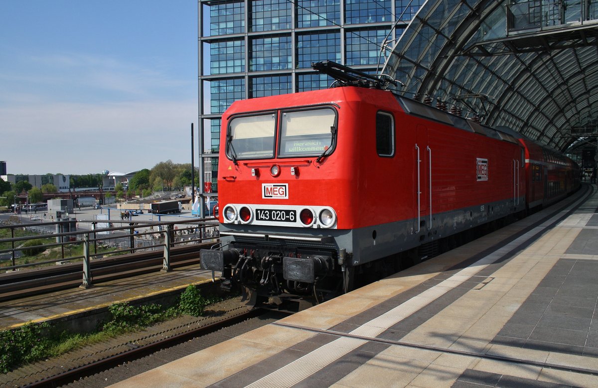 143 020-6 verlässt am 14.5.2017 mit der RB14 (RB18615) von Nauen nach Berlin Ostbahnhof den Berliner Hauptbahnhof.