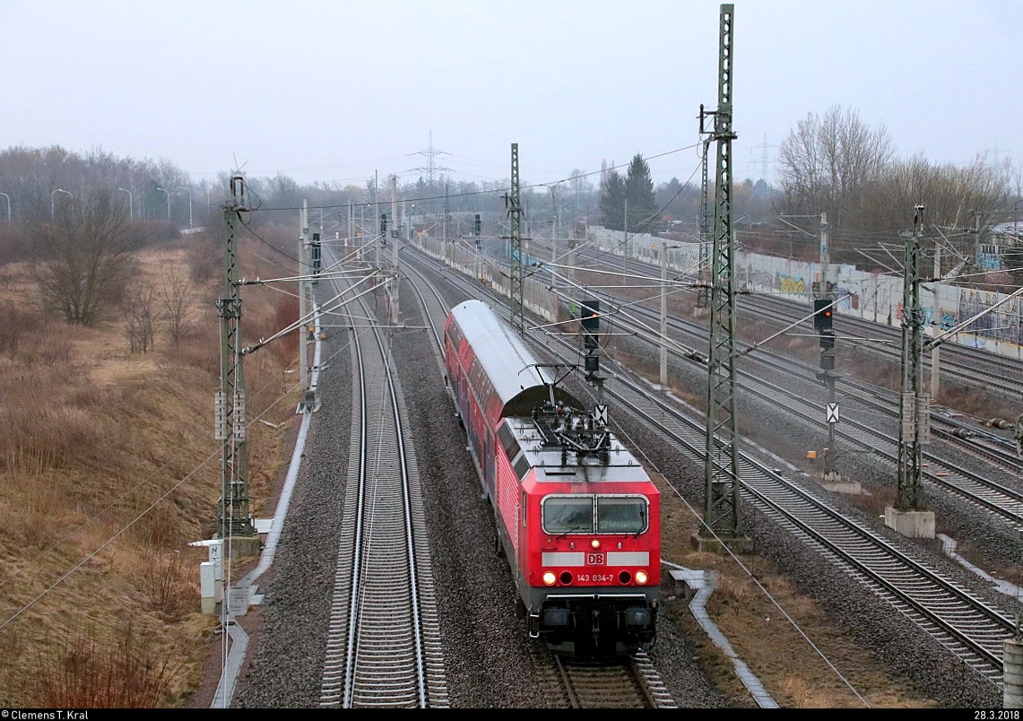 143 034-7 der S-Bahn Mitteldeutschland (DB Regio Südost) als S 37715 (S7) von Halle-Nietleben nach Halle(Saale)Hbf Gl. 13a passiert den Abzweig Thüringen (At). Aufgenommen von der Brücke Dieselstraße, Halle (Saale). [28.3.2018 | 8:08 Uhr]