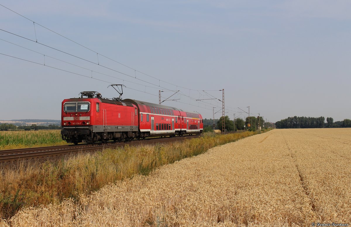 143 034 mit dem RE 1 Göttingen - Leinefelde - Göttingen fotografiert am BÜ bei Niedernjesa am 20.07.2018 
