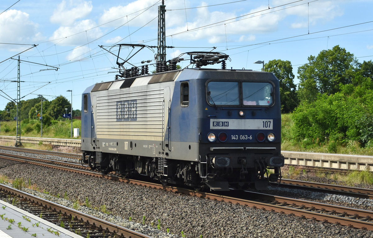 143 063-6 der RBH Logistik GmbH bei der Durchfahrt am Bahnhof Büchen. Büchen Bahnhof 20.06.2017