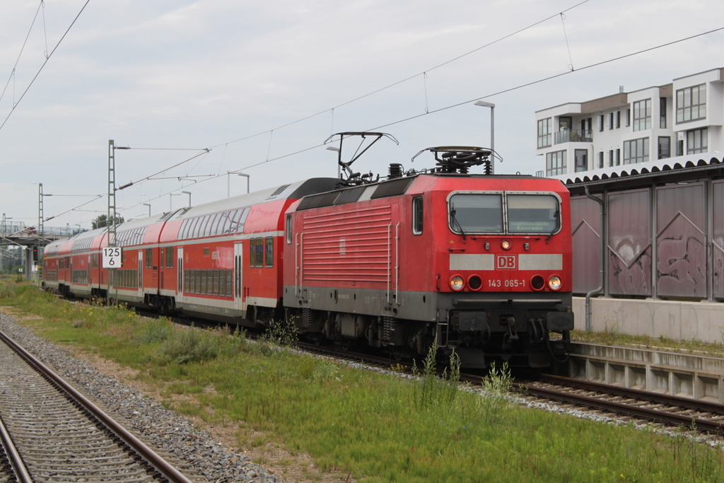 143 065-1 mit RE 18490 von Berlin Hbf(tief)nach Warnemnde bei der Durchfahrt im Haltepunkt Warnemnde-Werft.25.06.2017