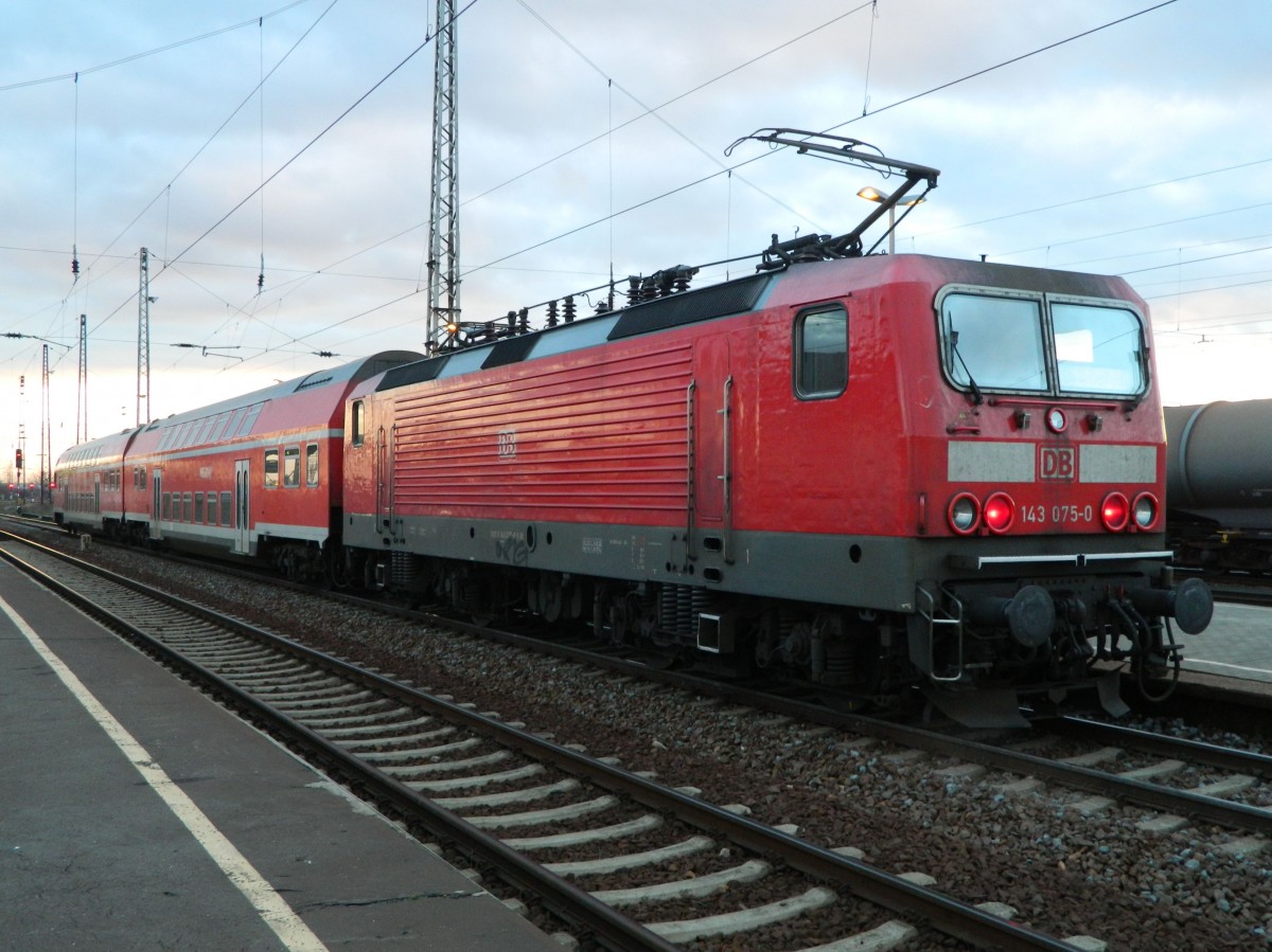 143 075 schiebt am 17. Januar 2014 die RB26427 von Leipzig/Hbf. nach Weißenfels. Hier beim Halt in Großkorbetha.